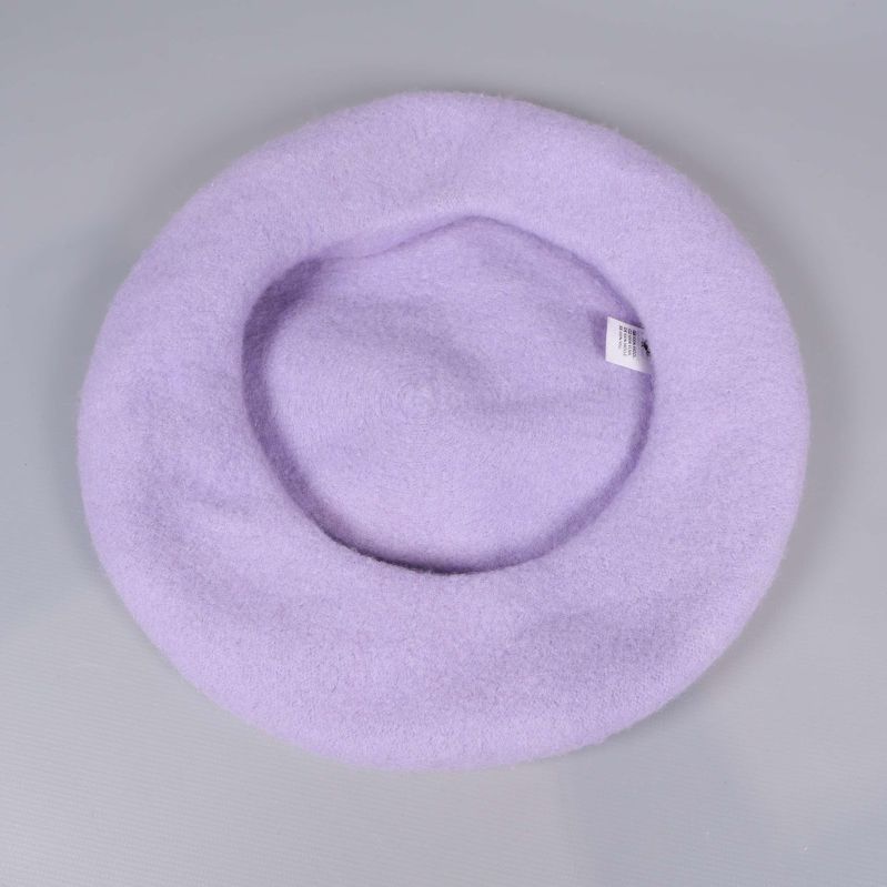 Insidan av ljuslila basker med etikett synlig