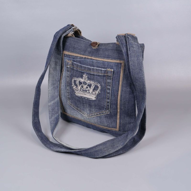 Axelväska i denim med broderad krona och långt axelband