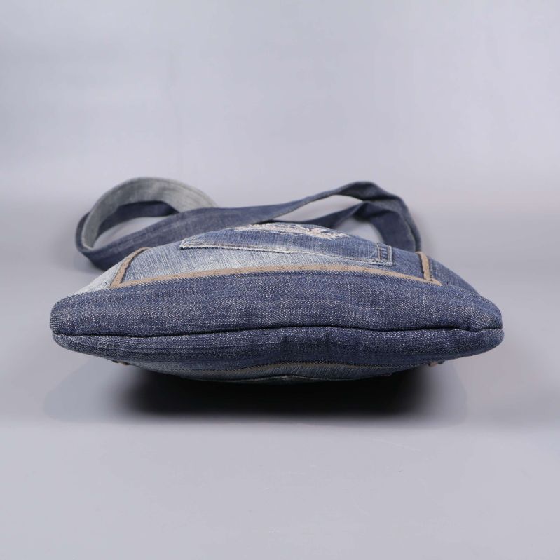 Jeansväska sedd från sidan visar smal profil