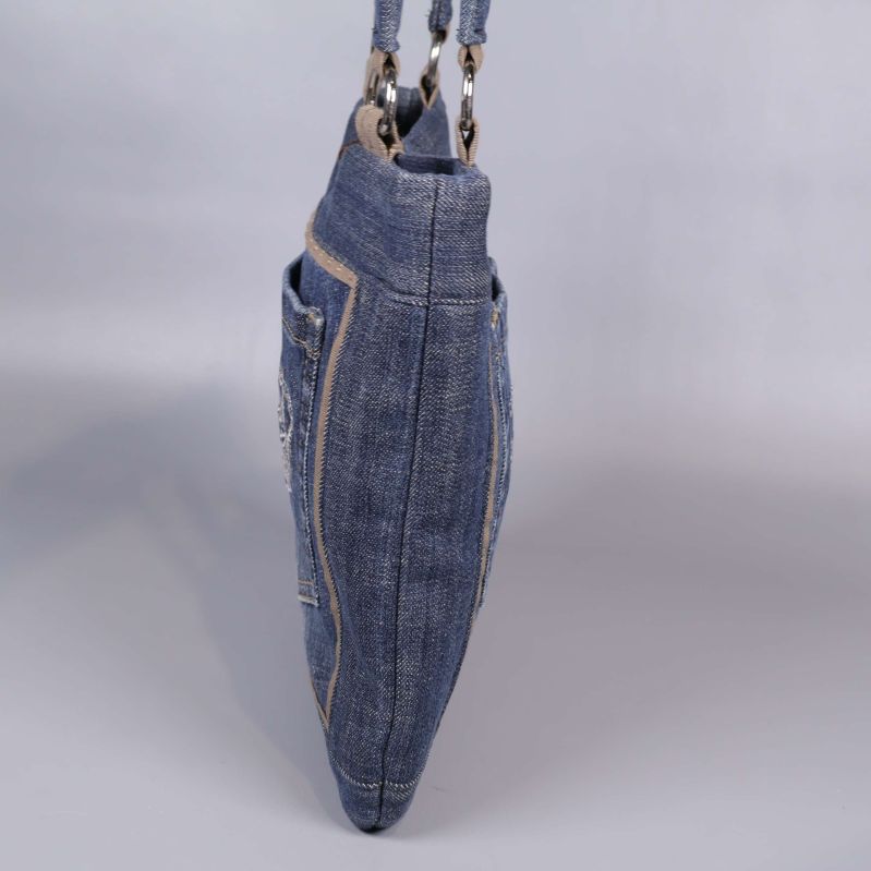 Jeansväska fotograferad från sidan stående upp