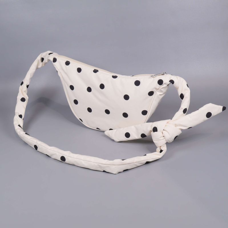 Magväska i tyg med stora svarta prickar