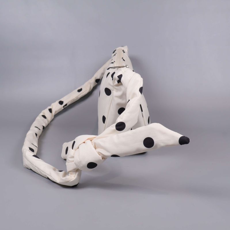 Prickig magväska visad från sidan