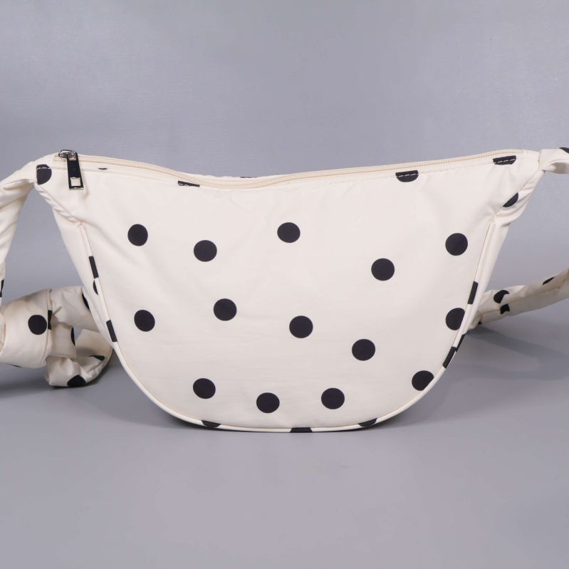 Prickig magväska med dragkedja upptill