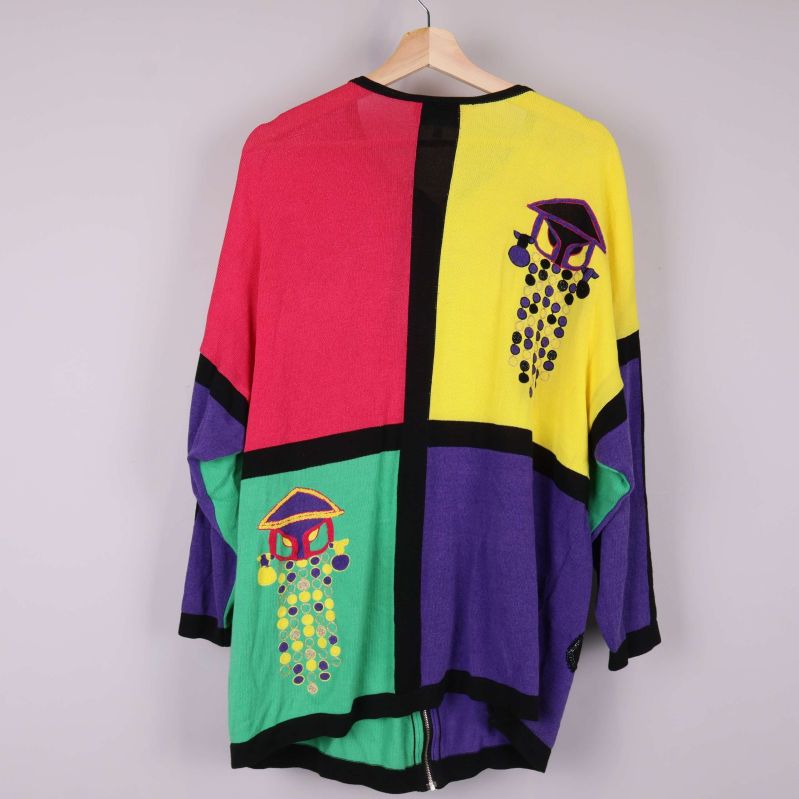 Baksida av koftan med ansiktsmotiv och färgblock