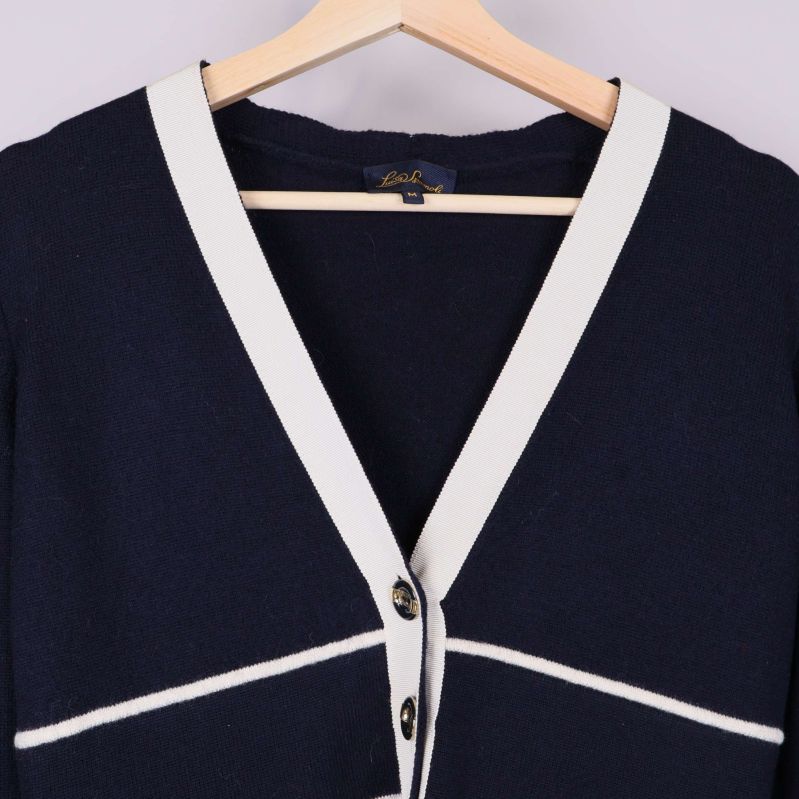 Närbild på koftans överdel med mörkblå och vita detaljer