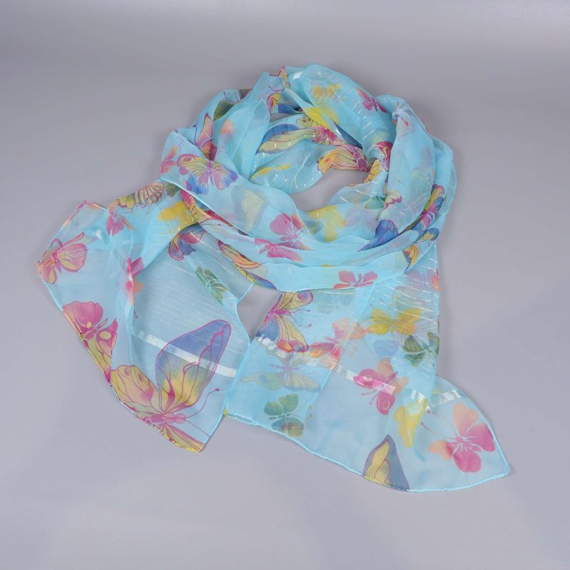 Ljusblå scarf med blommor och fjärilar utlagd i helbild