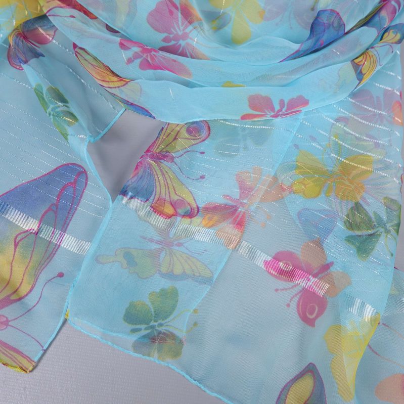 Närbild på transparent ljusblå scarf med färgglada fjärilar