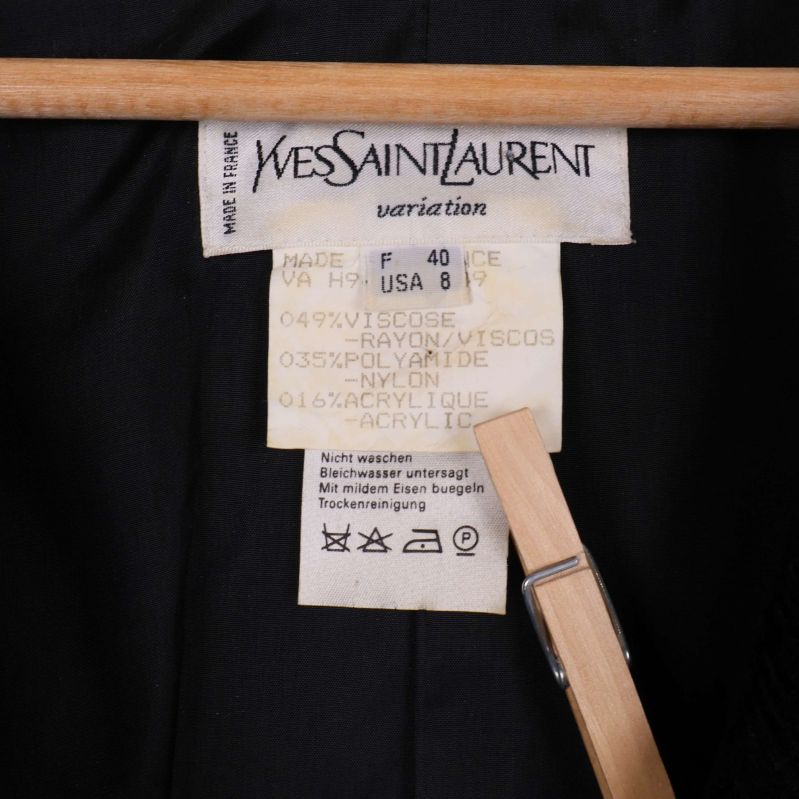 Materialetikett i svart kavaj med kompositionsangivelse