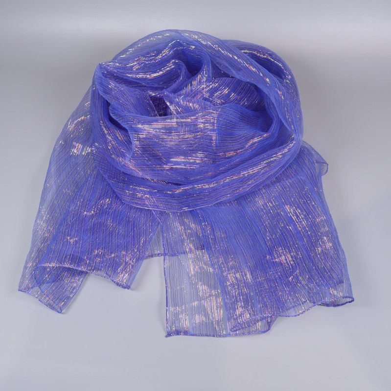 Blå sjal med skimmer utlagd i böljande form