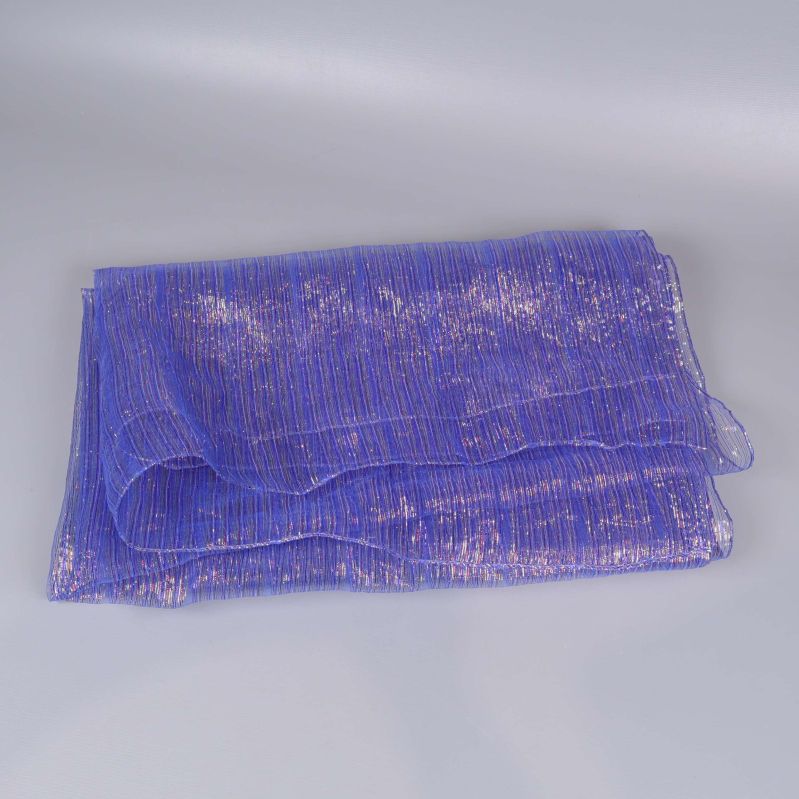 Blå glittrig sjal vikt på ljus bakgrund