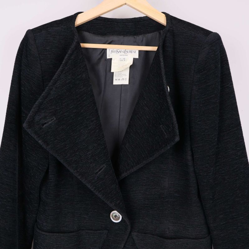 Kavaj med öppen front och märkning synlig i nacken