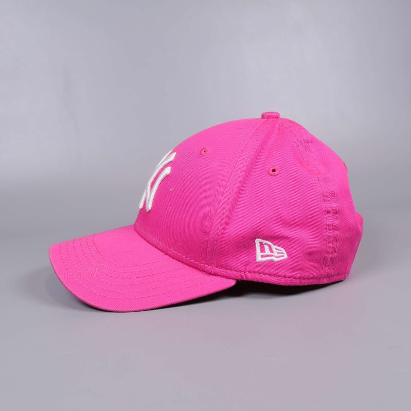 Sidan av rosa keps med broderad detalj