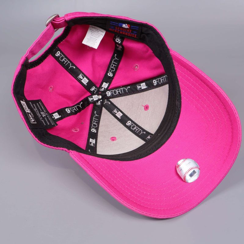 Insidan på rosa keps med svarta band och etikettdetaljer
