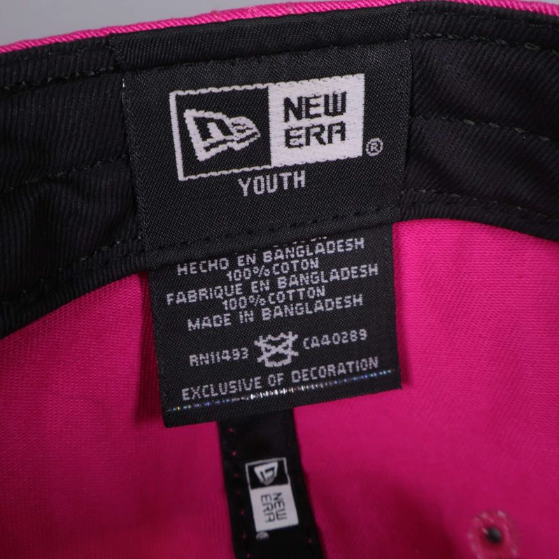 Närbild på etikett med New Era och materialinformation