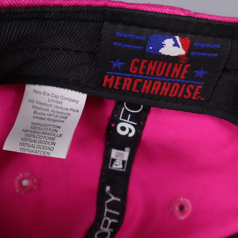 Närbild på etiketter och Genuine Merchandise-tryck