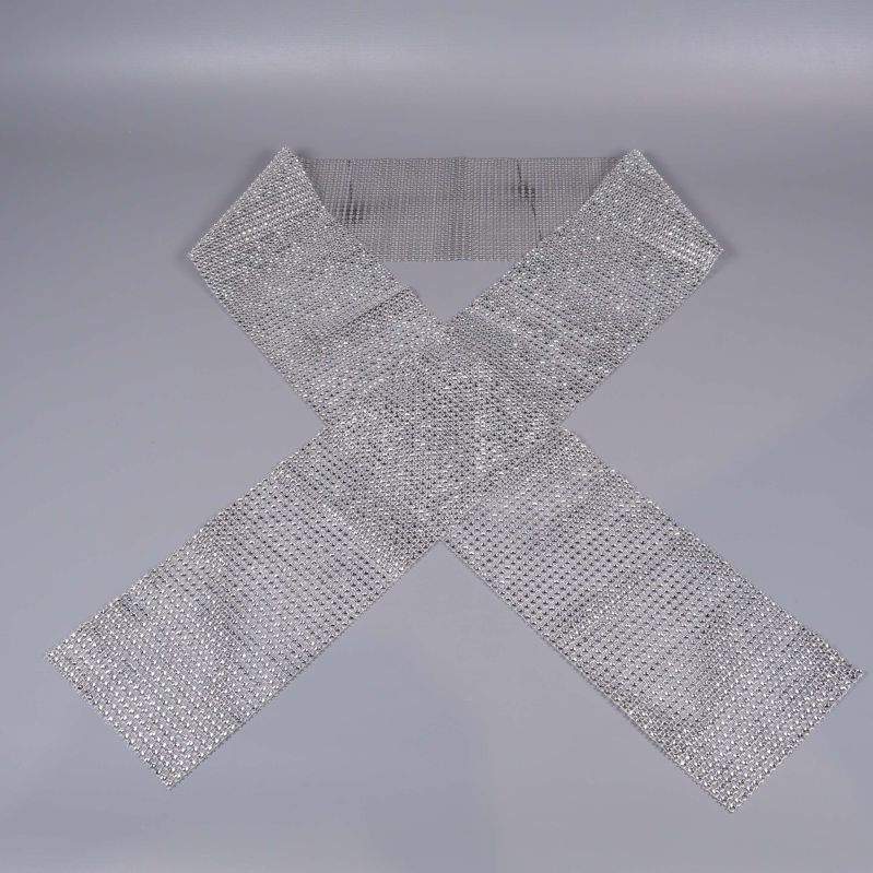 Strasspaljé utsträckt med korslagda ändar