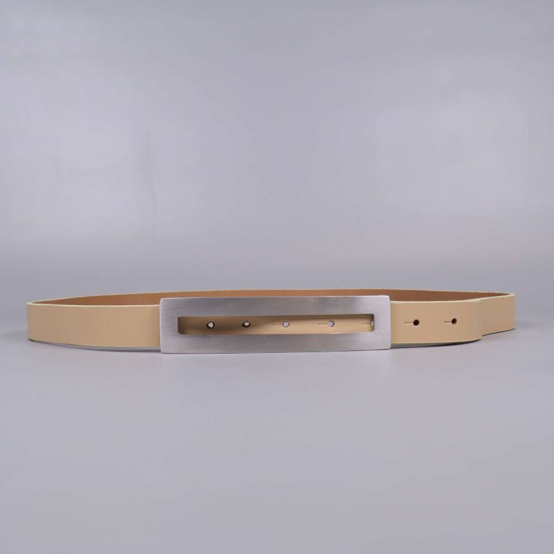 Beige bälte med rektangulärt metallspänne liggande