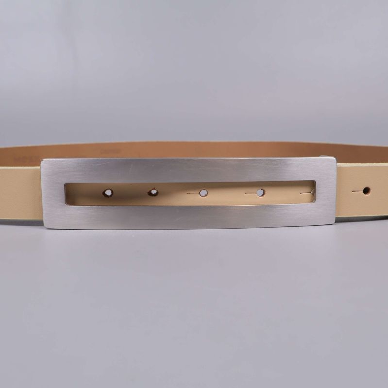 Närbild på bältesspänne i borstat metallutförande