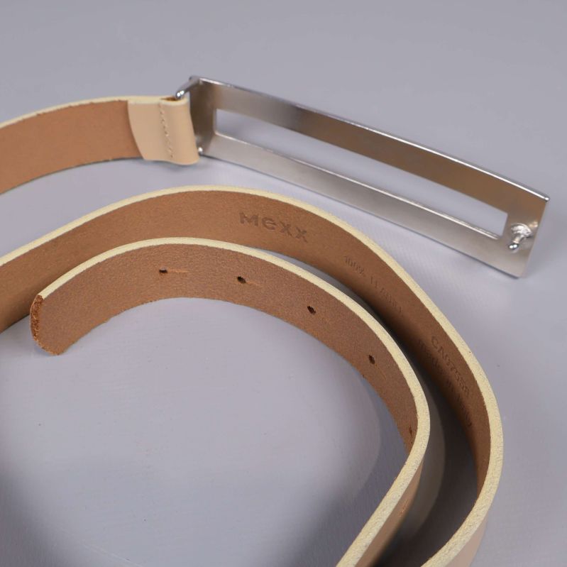 Bältet upprullat bredvid ett rektangulärt metallspänne