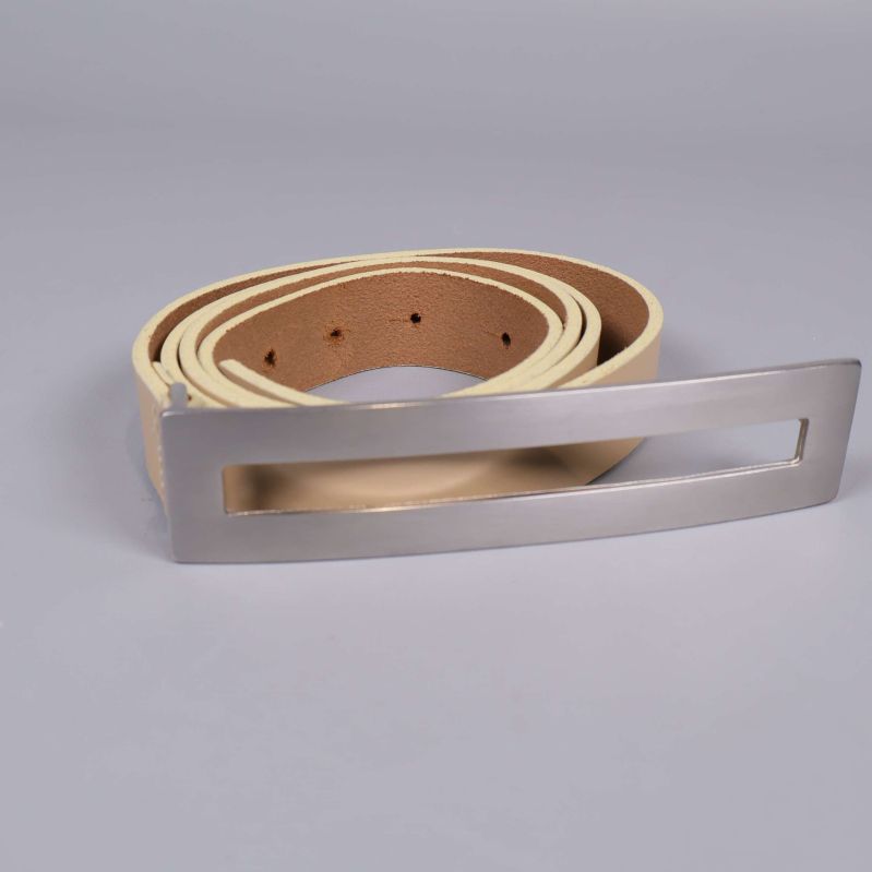 Bälte rullat med fokus på metallspännet i silverfärg