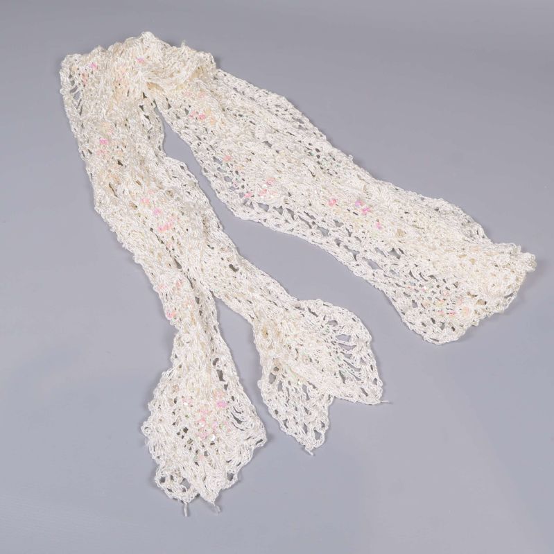 Virkad sjal utlagd med spetsiga ändar och vågkant