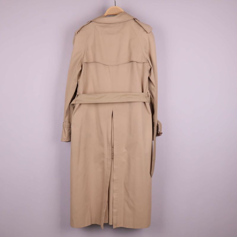 Beige trenchcoat visad bakifrån med detalj på rygg och bälte