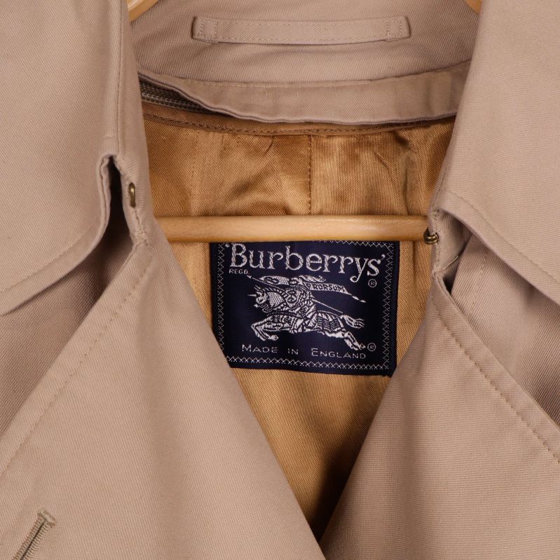 Burberrys logotyp på etikett i kragen