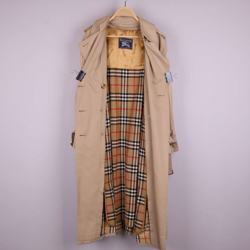 Trenchcoat öppen med klassiskt rutigt innerfoder