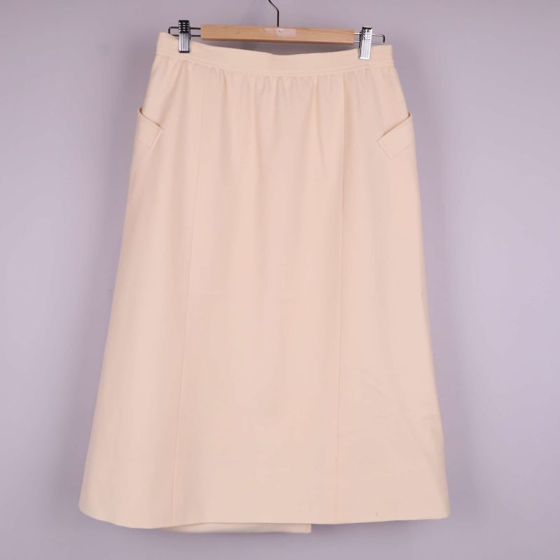 Helbild av beige kjol bakifrån