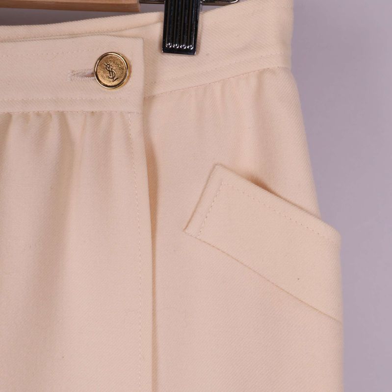 Närbild på ficka och guldknapp