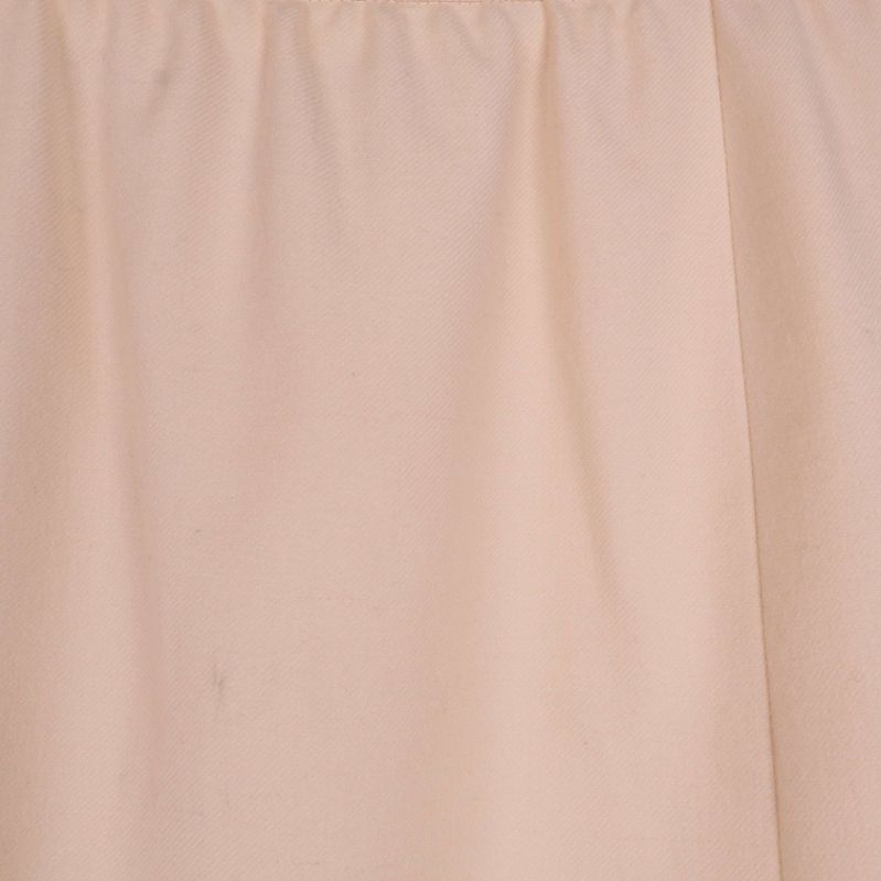 Närbild på tyget i beige färg, slät och strukturerad yta