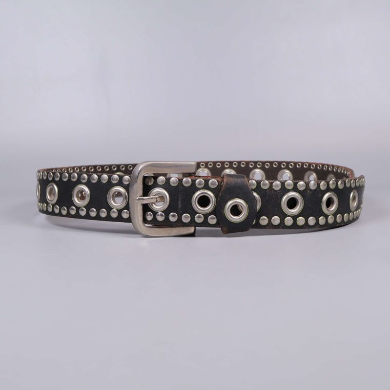 Bälte med många öljetter och metallspänne framifrån