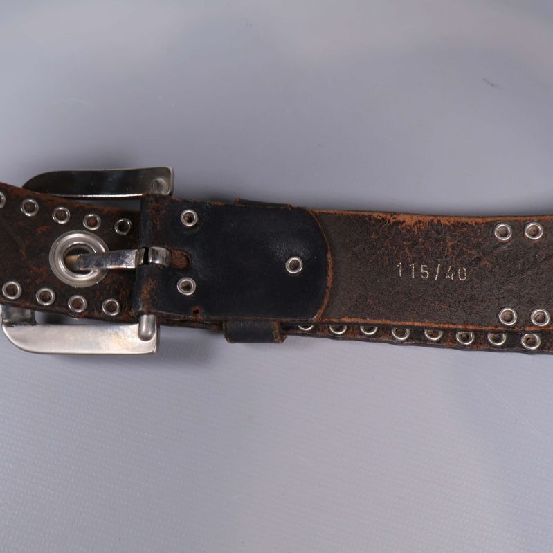 Insida av svart bälte visar 115/40 märkning