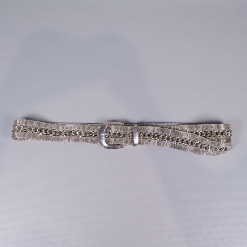 Smalt metallskärp i silverfärg med kedja och spänne