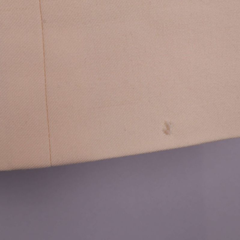 Detaljbild på liten fläck i nedre kanten på kjolen