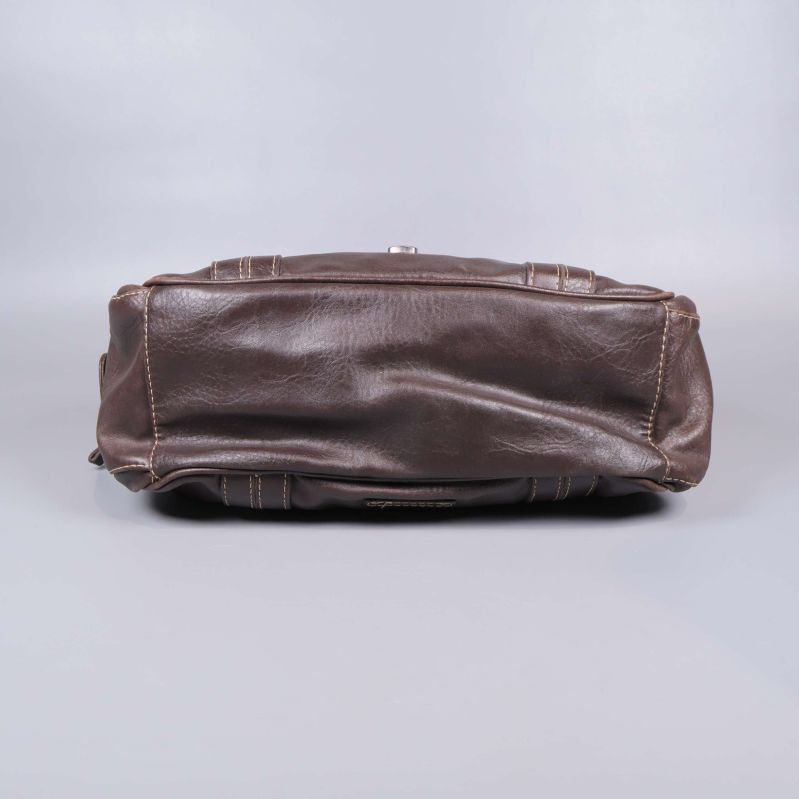 Undersida av brun axelväska med mjukt material