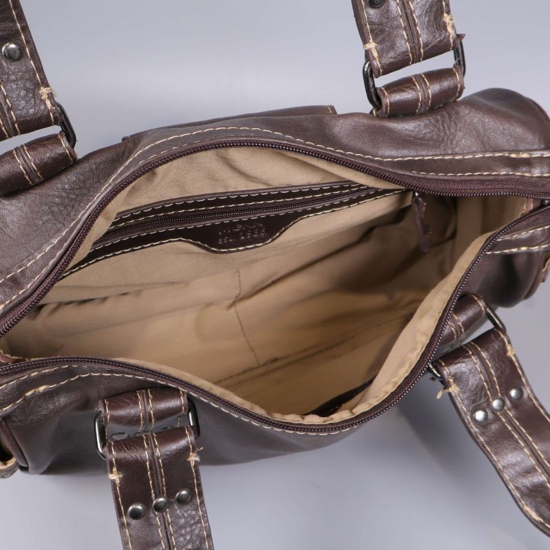 Beige foder och innerficka med dragkedja i axelväska