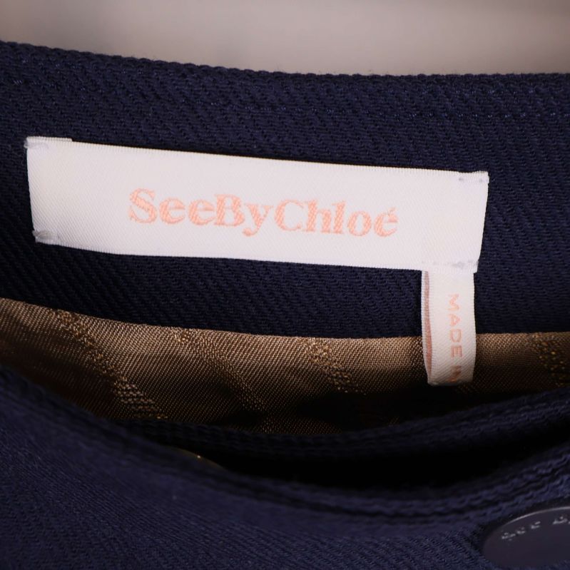 Närbild på See by Chloé-etikett i midjan