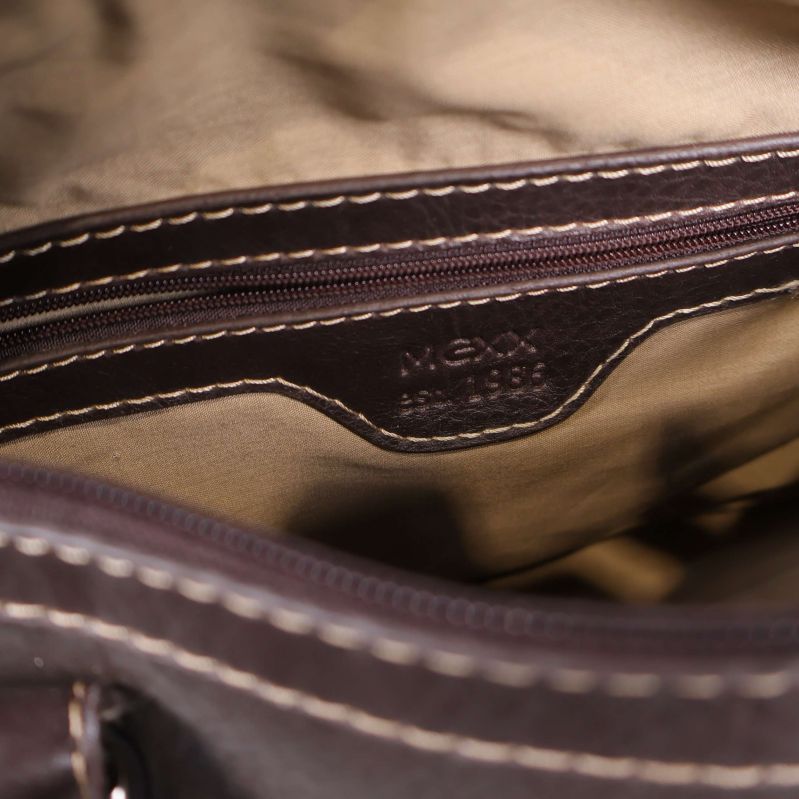 Närbild på innerficka med MEXX-logotyp