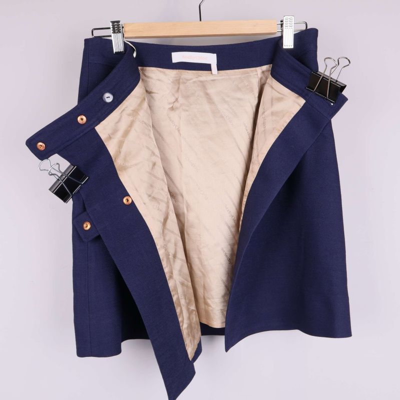 Kjol uppknäppt för att visa ljus beige foder