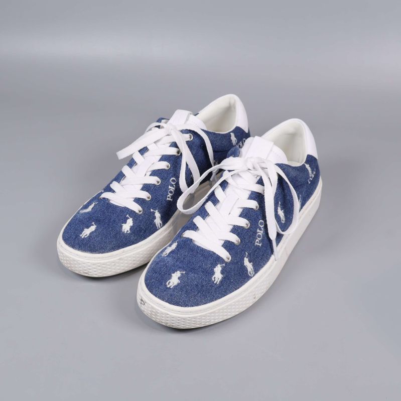 Par sneakers i blått tyg med vita detaljer och snören