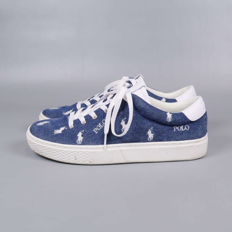 Sneakers från sidan med synliga Polo-loggor och vit rand