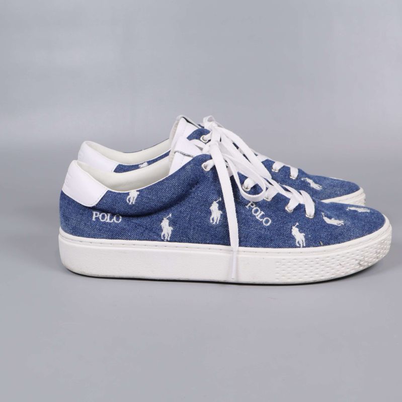 Sneakers från sidan, tydligt visande Polo-mönster