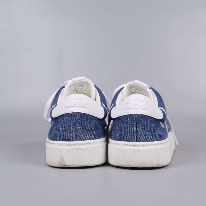 Baksida av sneakers med vita detaljer och Polo-tryck