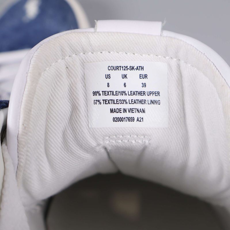 Materialetikett med information om textil och läder på skons insida