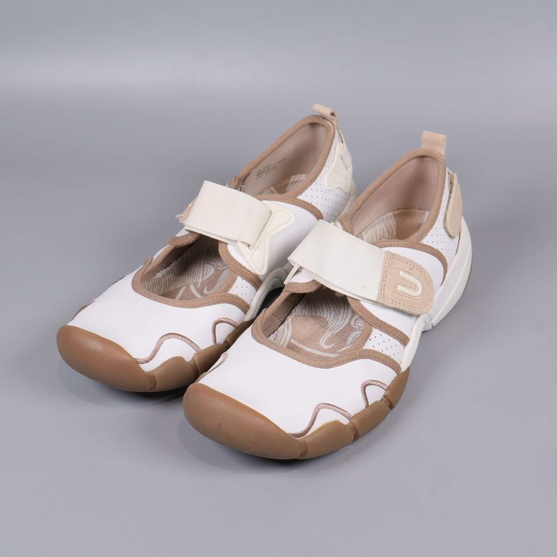 Par sportiga skor i vitt och beige med kardborreband