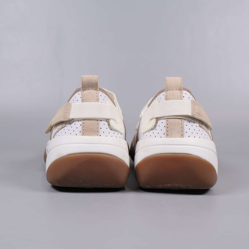 Skorna bakifrån med kardborre och perforerad häl