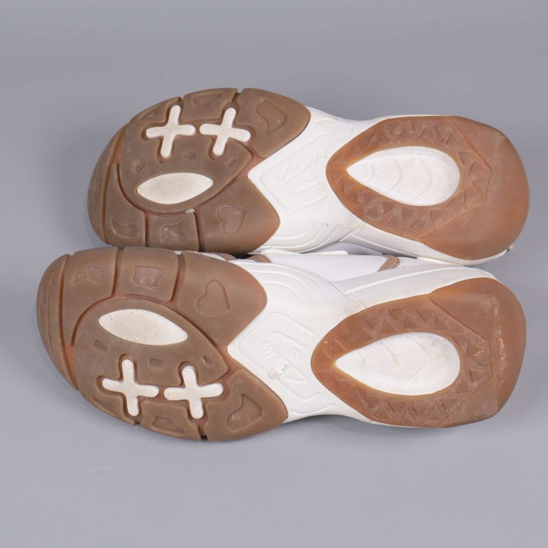 Undersida av sulorna med mönster och gummidetaljer