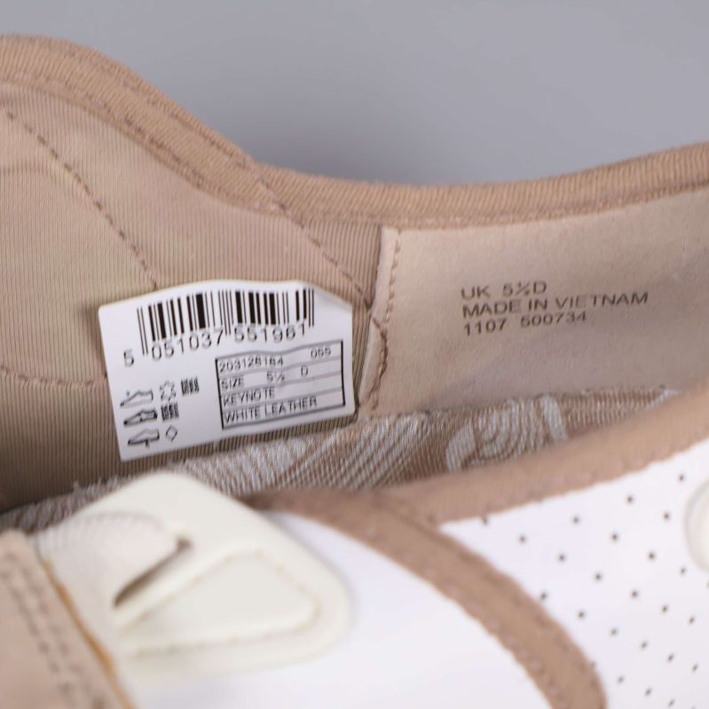 Närbild av etikett med storlek och tillverkningsland inuti skon