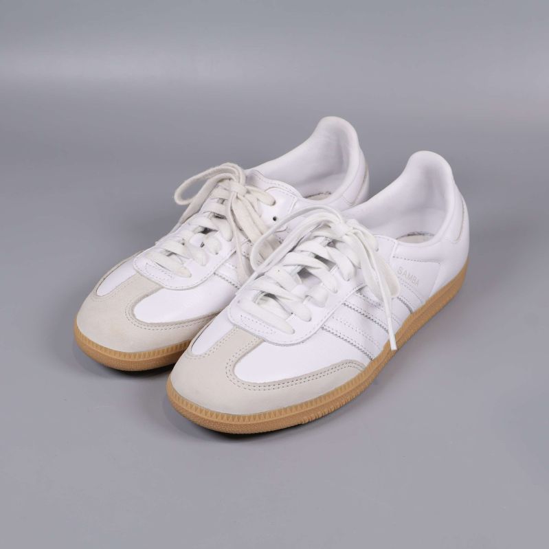 Par vita sneakers med beige sula och snörning framifrån
